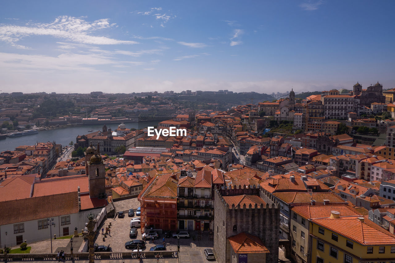 HIGH ANGLE VIEW OF BUILDINGS IN CITY AGAINST SKY