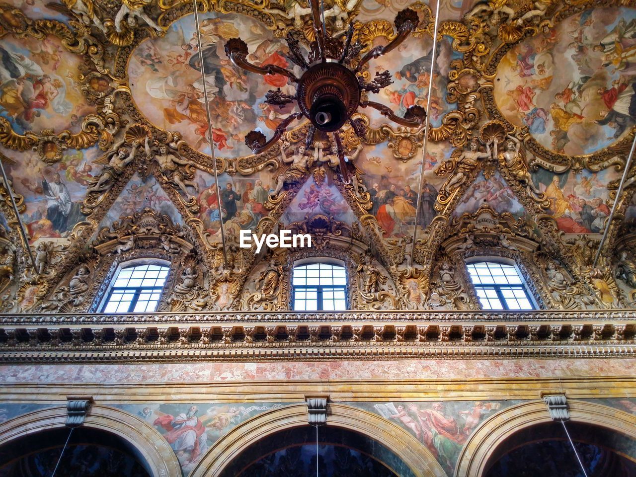 LOW ANGLE VIEW OF ORNATE BUILDING