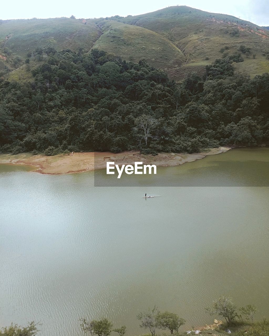 SCENIC VIEW OF LAKE AGAINST MOUNTAIN RANGE