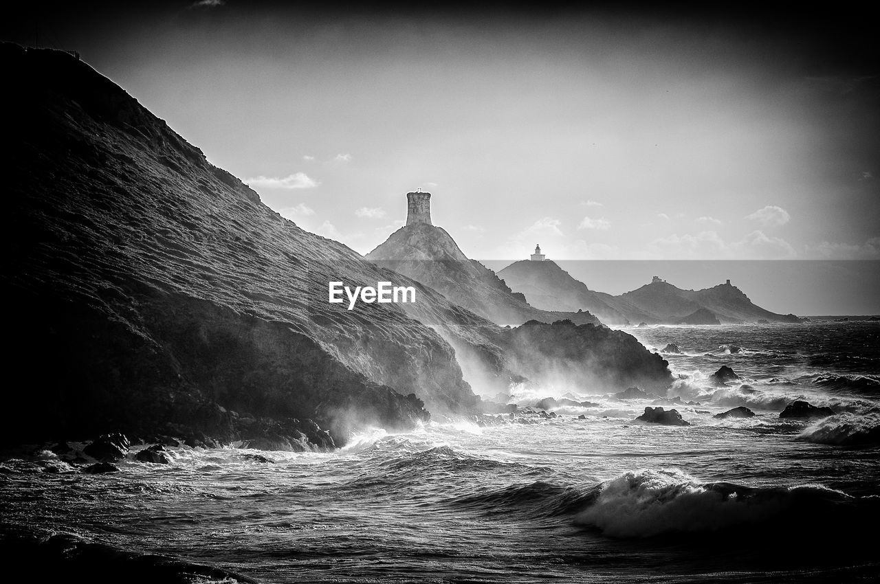 SCENIC VIEW OF SEA BY MOUNTAIN AGAINST SKY