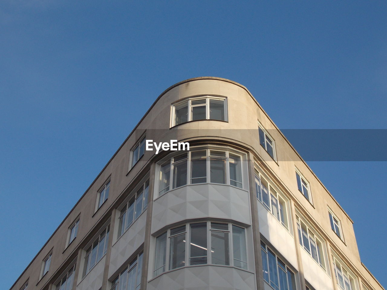 LOW ANGLE VIEW OF MODERN BUILDING AGAINST CLEAR SKY