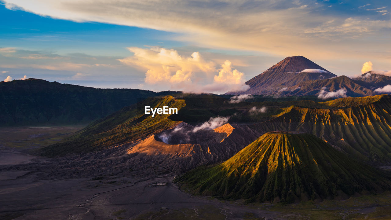 SCENIC VIEW OF VOLCANIC LANDSCAPE AGAINST SKY