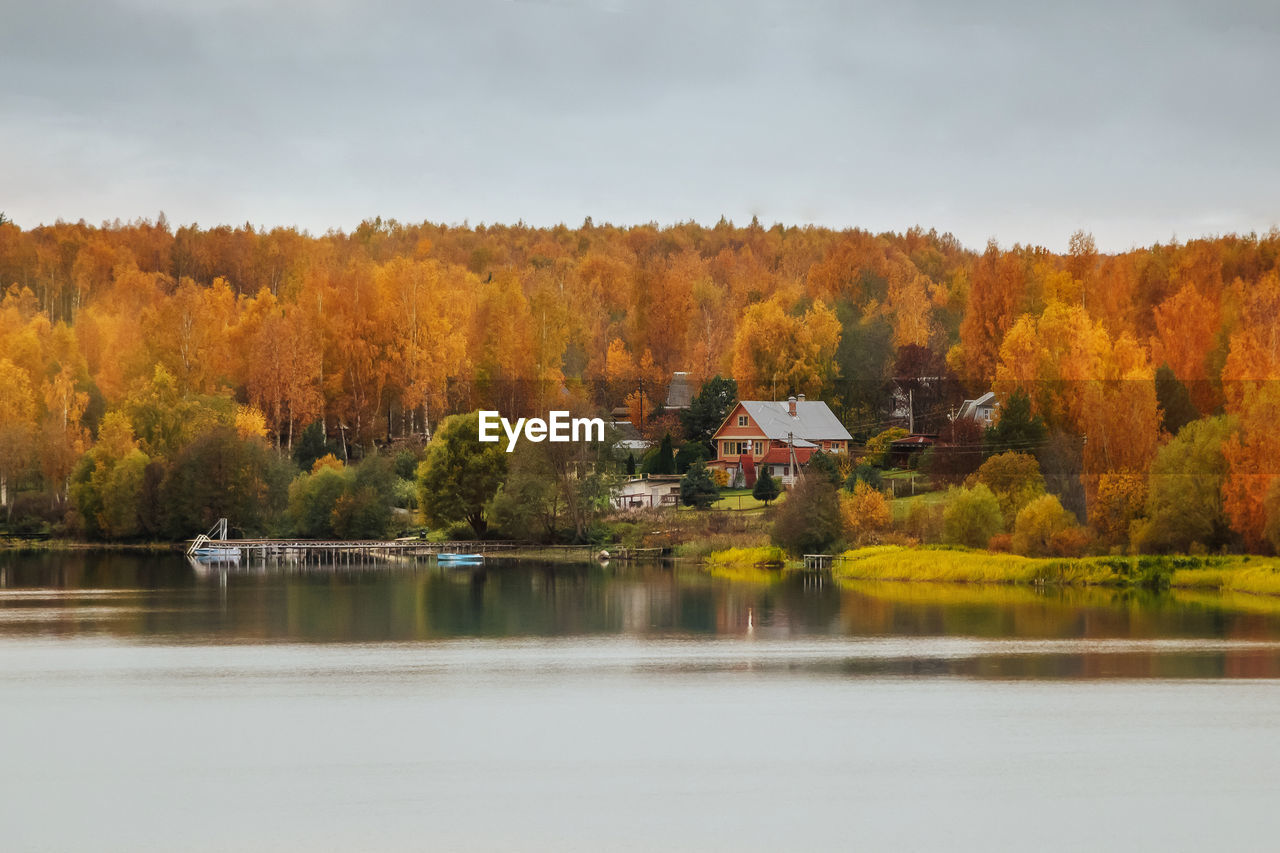 Cottages on the lake. rural views of the beautiful homes in the autumn.