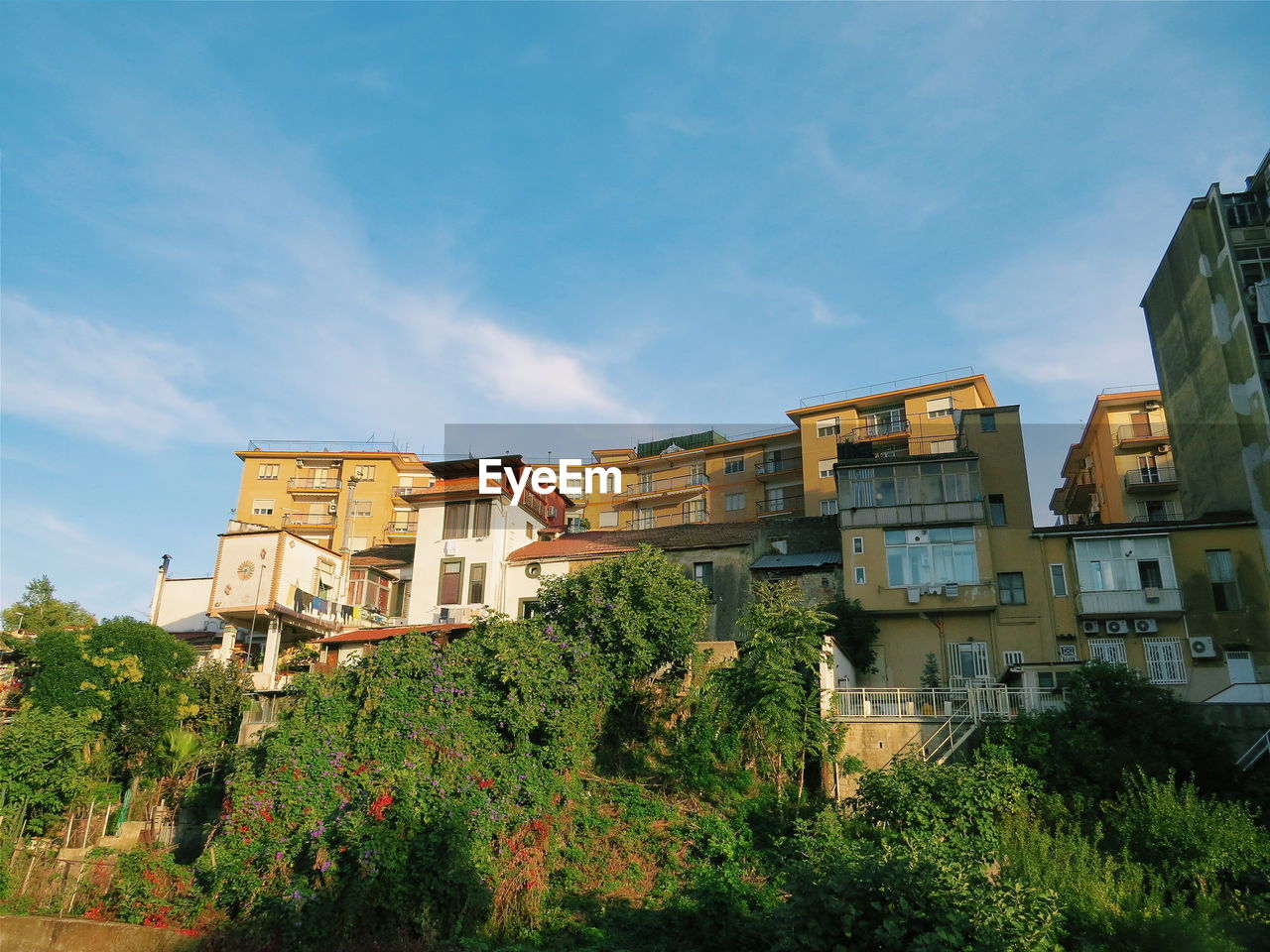 LOW ANGLE VIEW OF OLD BUILDING AGAINST SKY