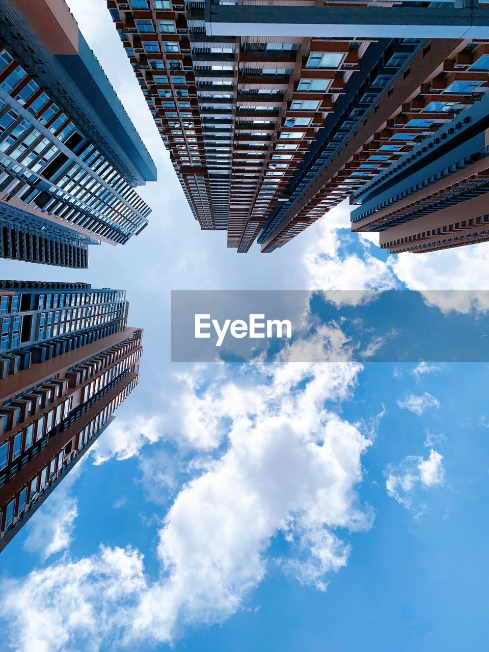 LOW ANGLE VIEW OF MODERN BUILDING AGAINST SKY