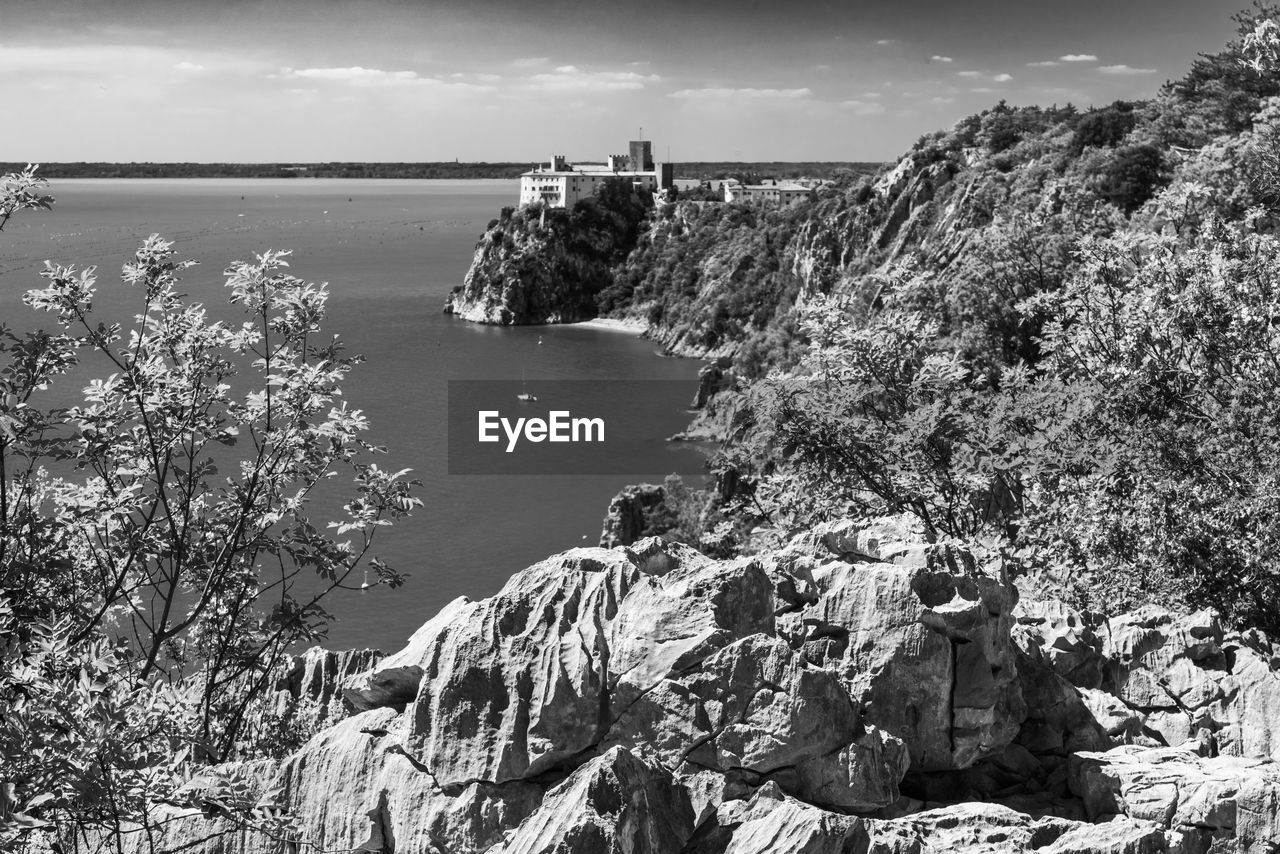 SCENIC VIEW OF SEA AGAINST SKY DURING SUNRISE