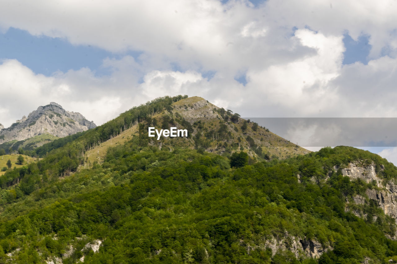 SCENIC VIEW OF GREEN MOUNTAINS AGAINST SKY