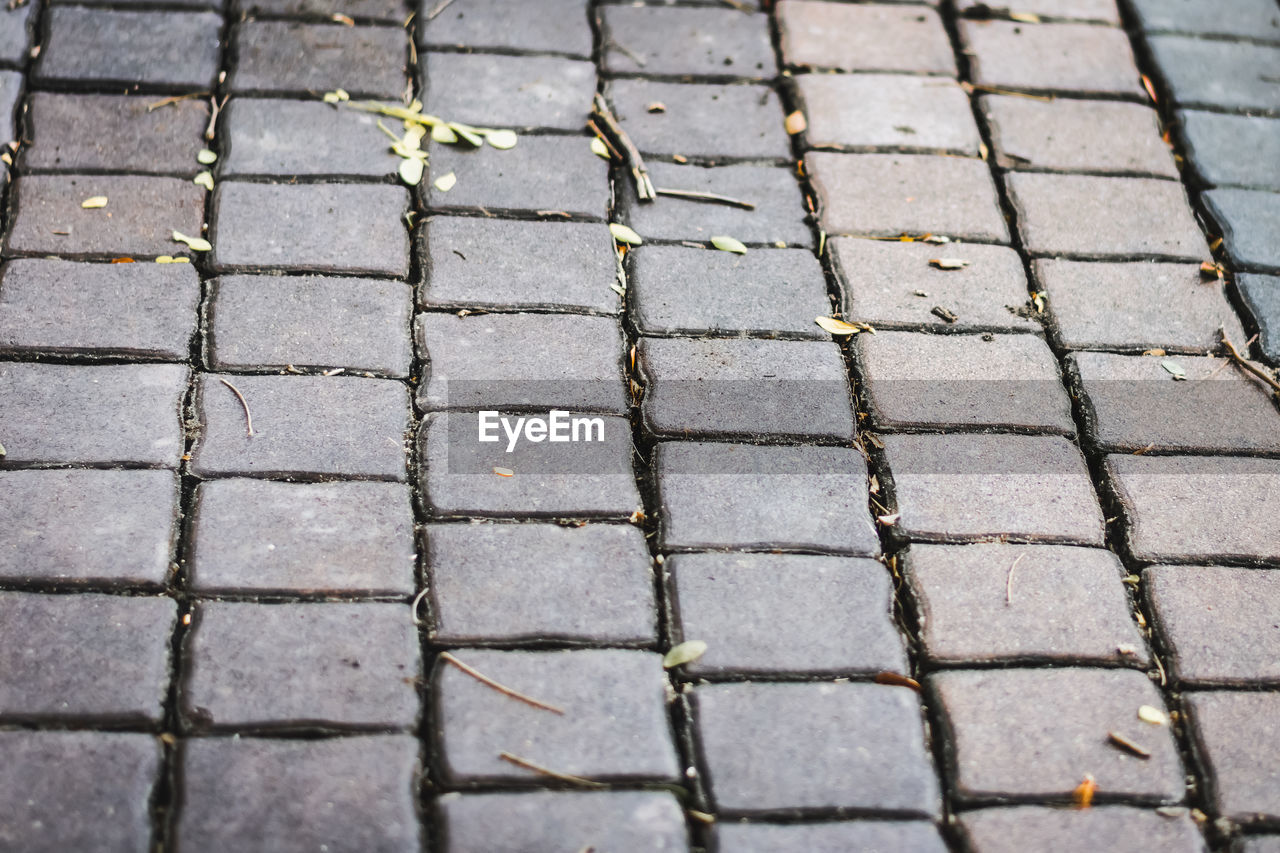 CLOSE-UP VIEW OF COBBLESTONE