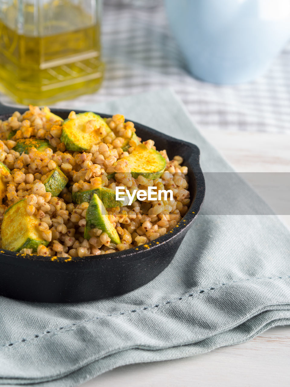 HIGH ANGLE VIEW OF MEAL SERVED IN BOWL