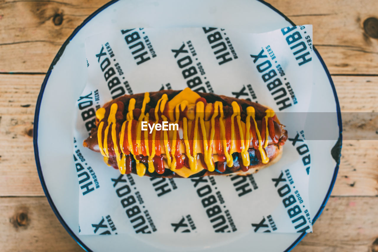 HIGH ANGLE VIEW OF SUSHI IN PLATE