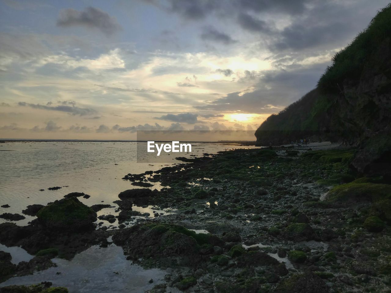 SCENIC VIEW OF SEA AGAINST SUNSET SKY