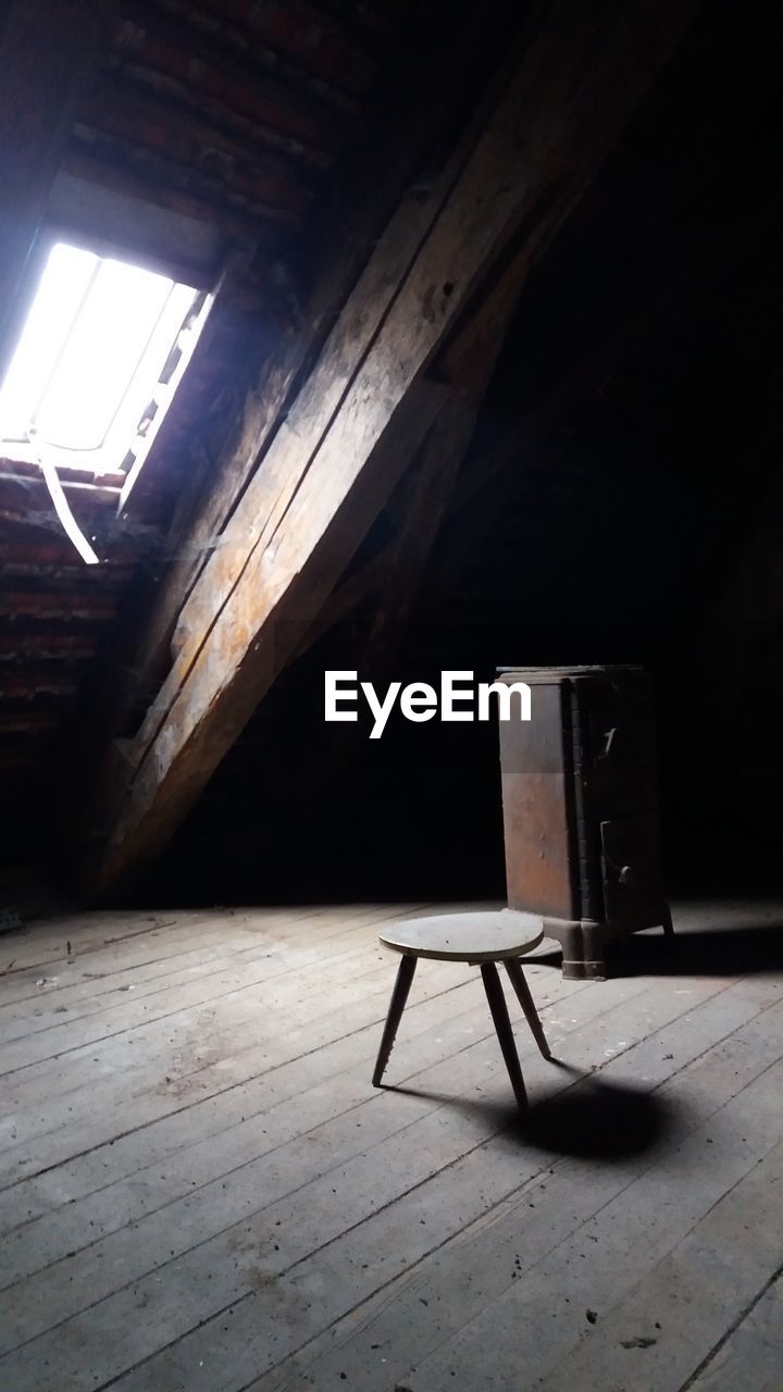 EMPTY CHAIRS AND TABLE IN ROOM