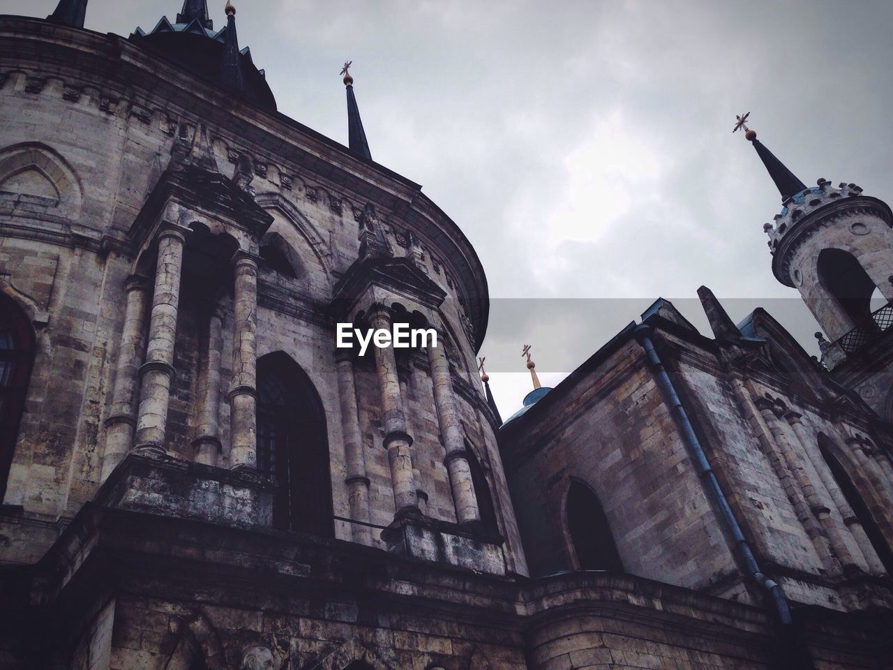 LOW ANGLE VIEW OF HISTORICAL BUILDING AGAINST SKY