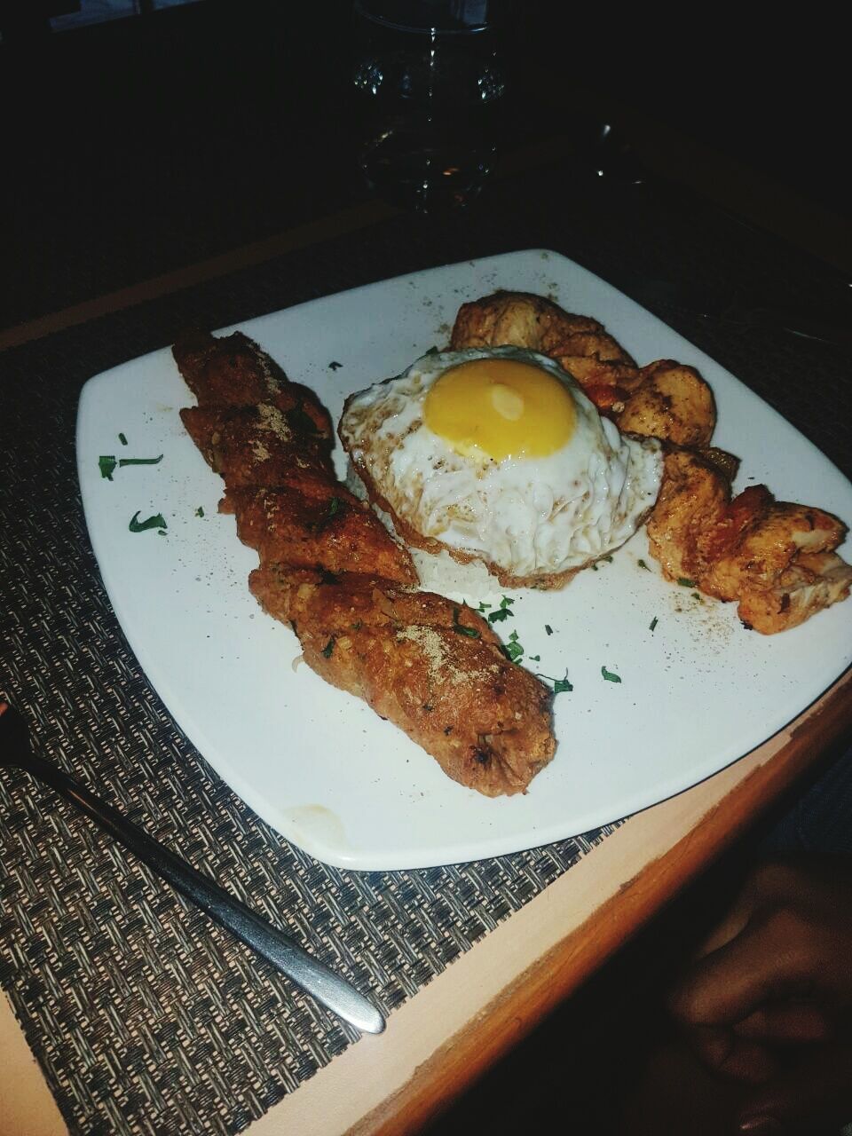 HIGH ANGLE VIEW OF FOOD IN PLATE