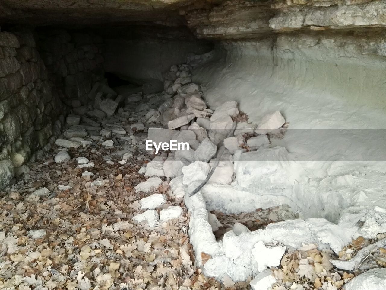 HIGH ANGLE VIEW OF WATER FLOWING IN SHALLOW