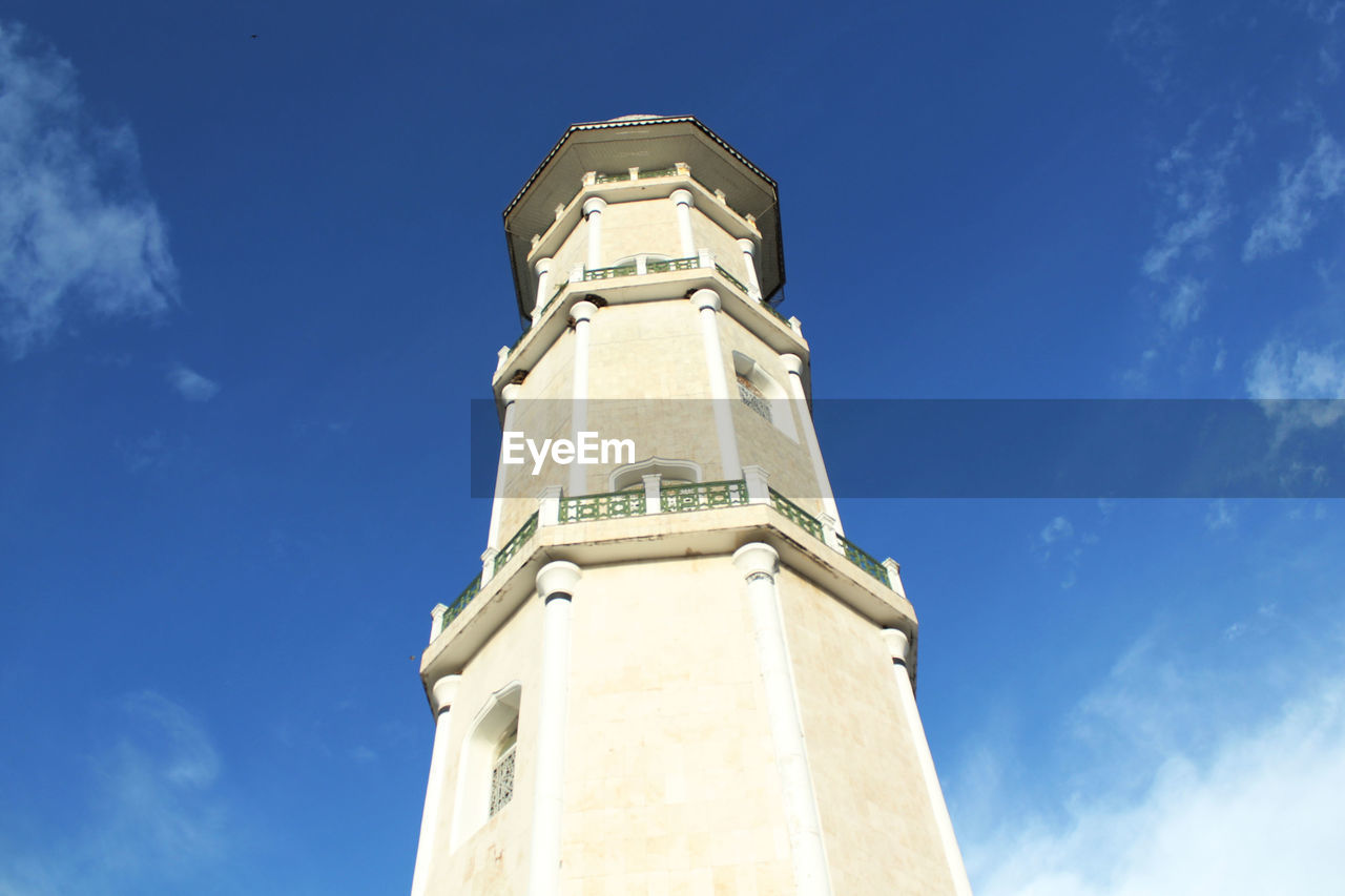 LOW ANGLE VIEW OF CLOCK TOWER AMIDST BUILDING AGAINST SKY