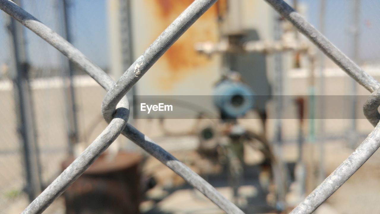 CLOSE-UP OF RUSTY METAL CHAIN