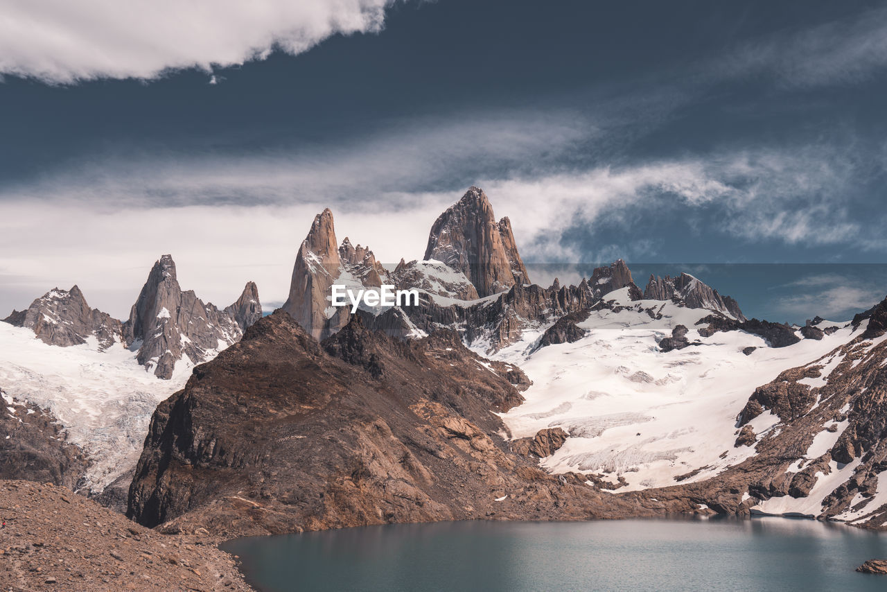 Laguna de los tres in front of fitz roy mountain range