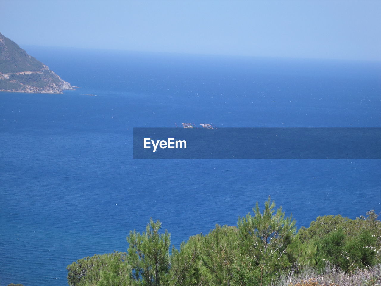 SCENIC VIEW OF SEA AND MOUNTAINS AGAINST SKY