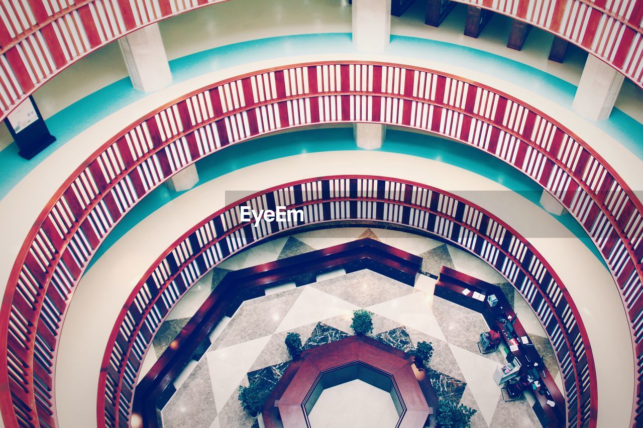 HIGH ANGLE VIEW OF PEOPLE ON BUILDING