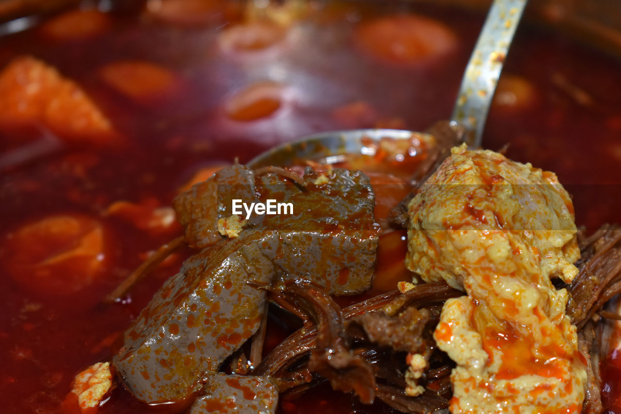 HIGH ANGLE VIEW OF MEAT IN CONTAINER