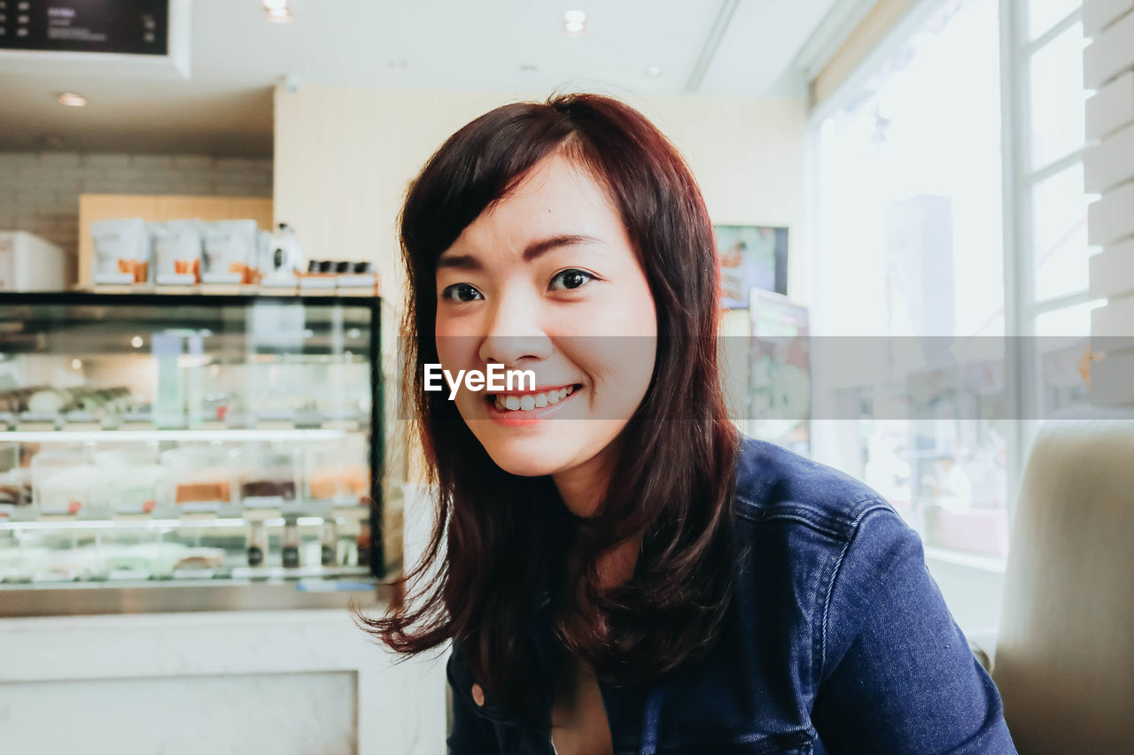 Portrait of smiling woman in cafe