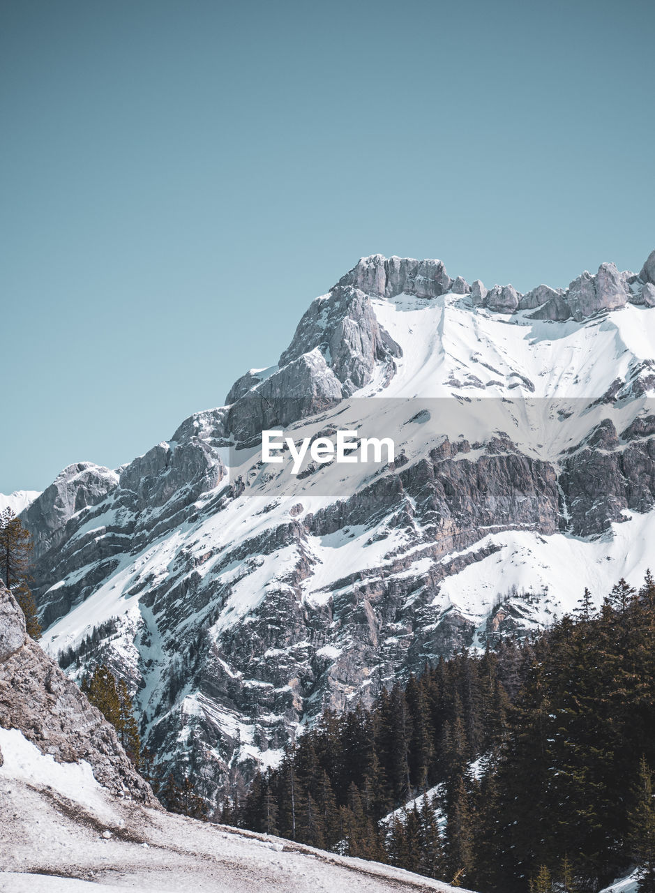 Snow covered winter alpine scenery. snow and ice on the high glacier ridges of the swiss alps. 