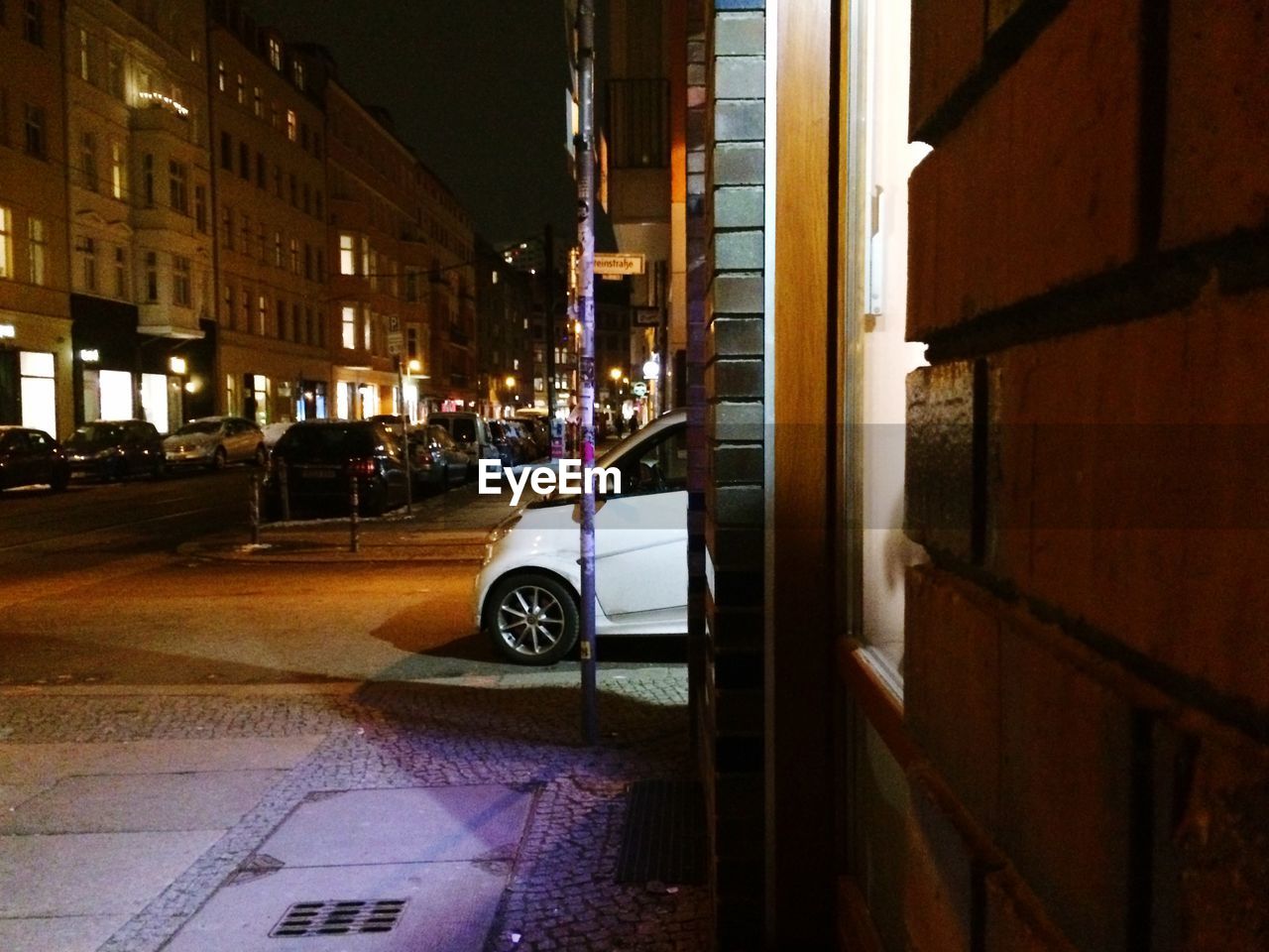 VIEW OF BUILDINGS IN CITY AT NIGHT