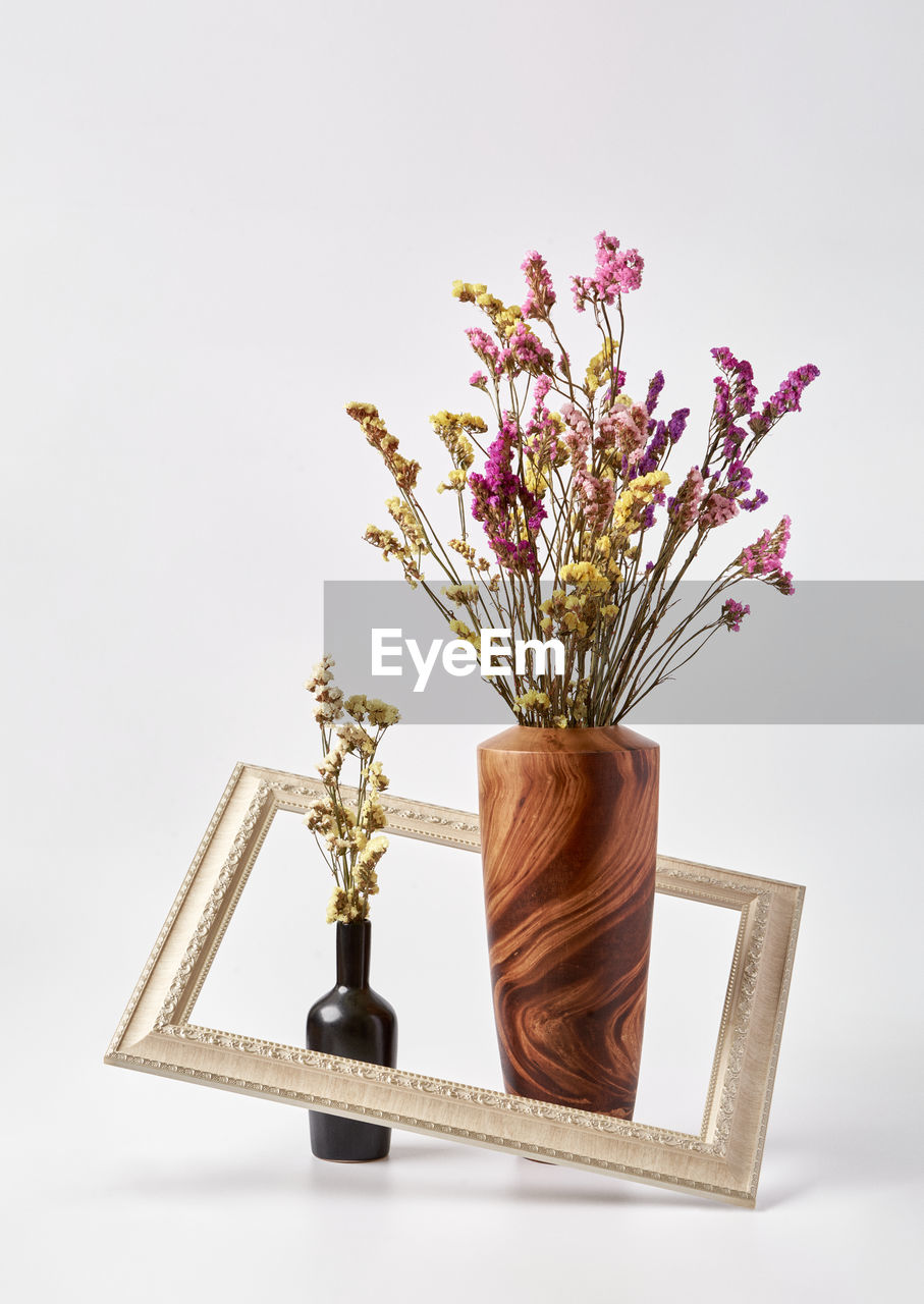 CLOSE-UP OF FLOWER VASE ON TABLE