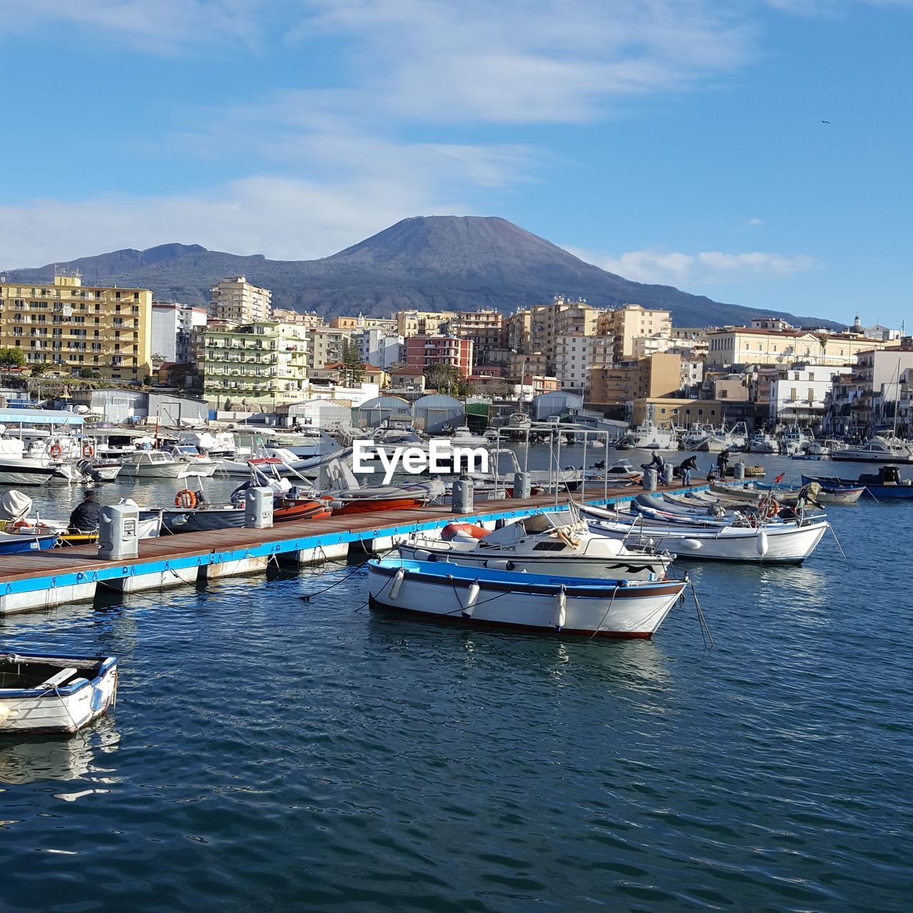 BOATS MOORED ON SEA BY BUILDINGS IN CITY