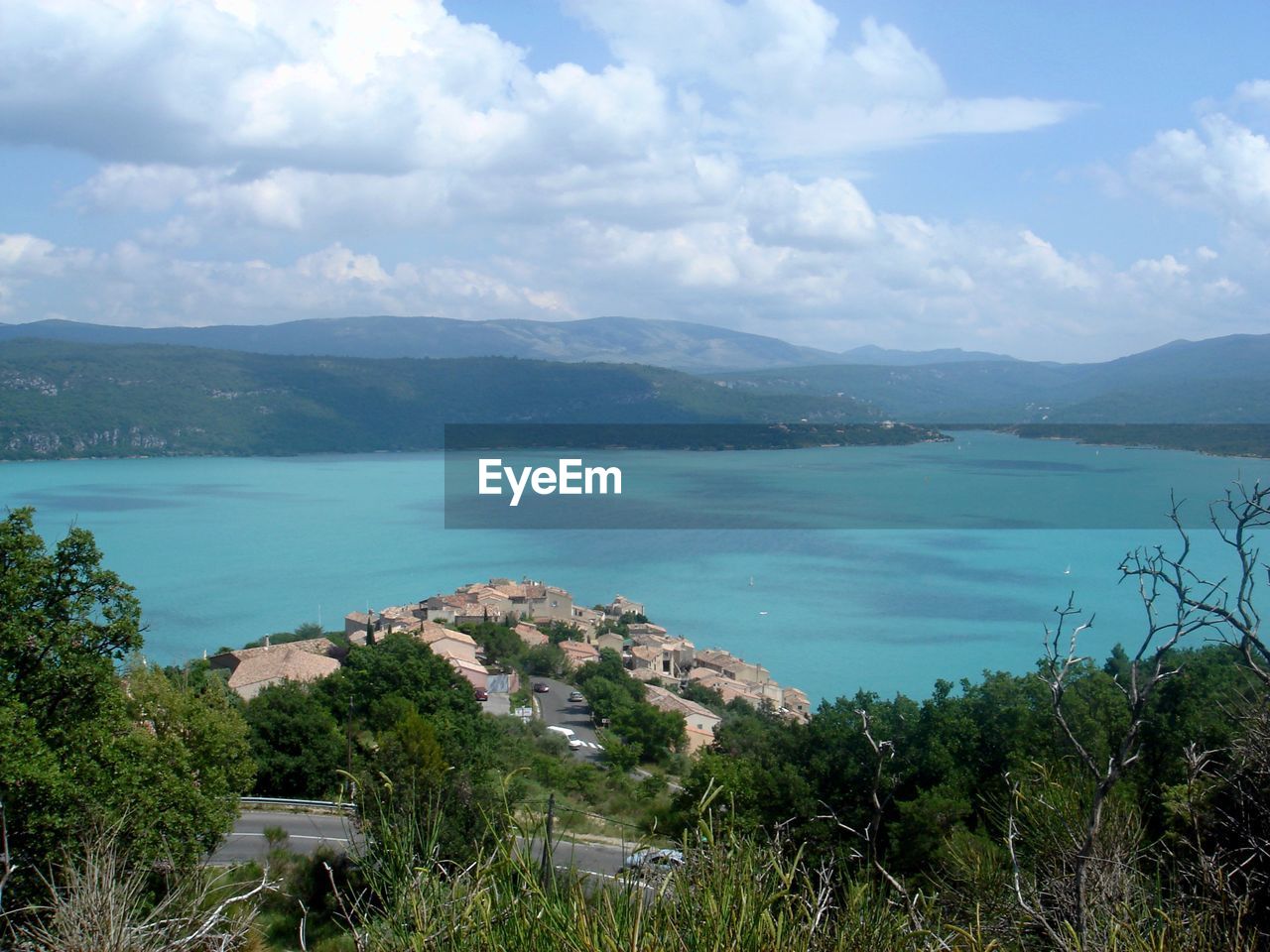 Scenic view ofglacial lake verdunand mountains against sky