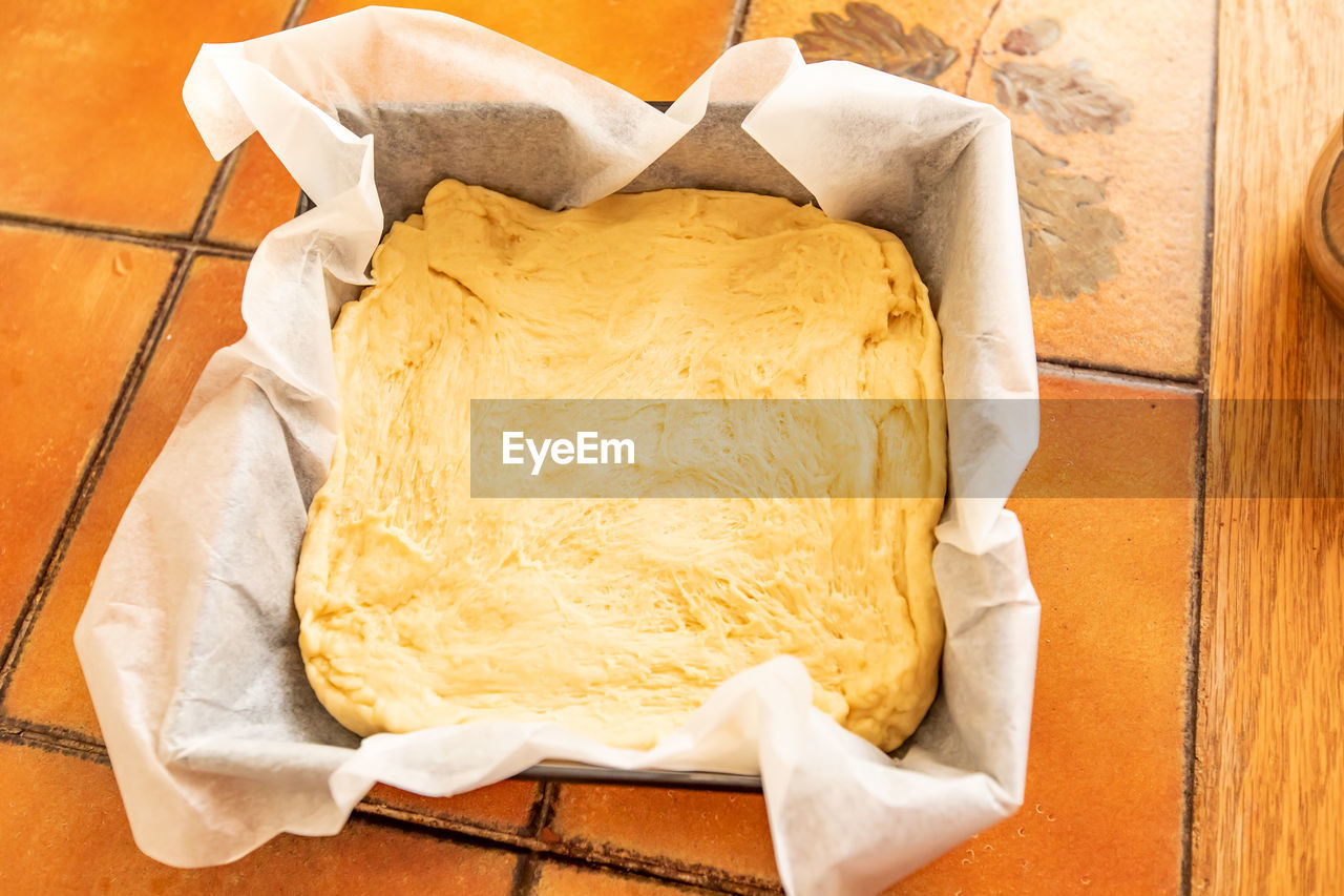 HIGH ANGLE VIEW OF BREAD AND COFFEE ON TABLE