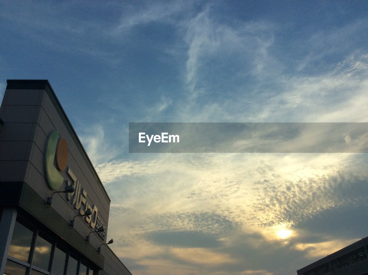 LOW ANGLE VIEW OF BUILDINGS AGAINST SKY