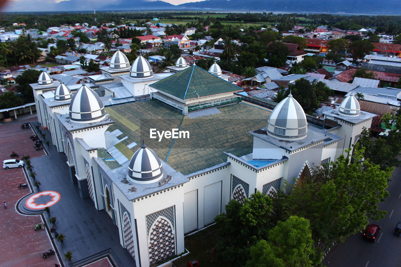 HIGH ANGLE VIEW OF TOWN BY BUILDINGS IN CITY