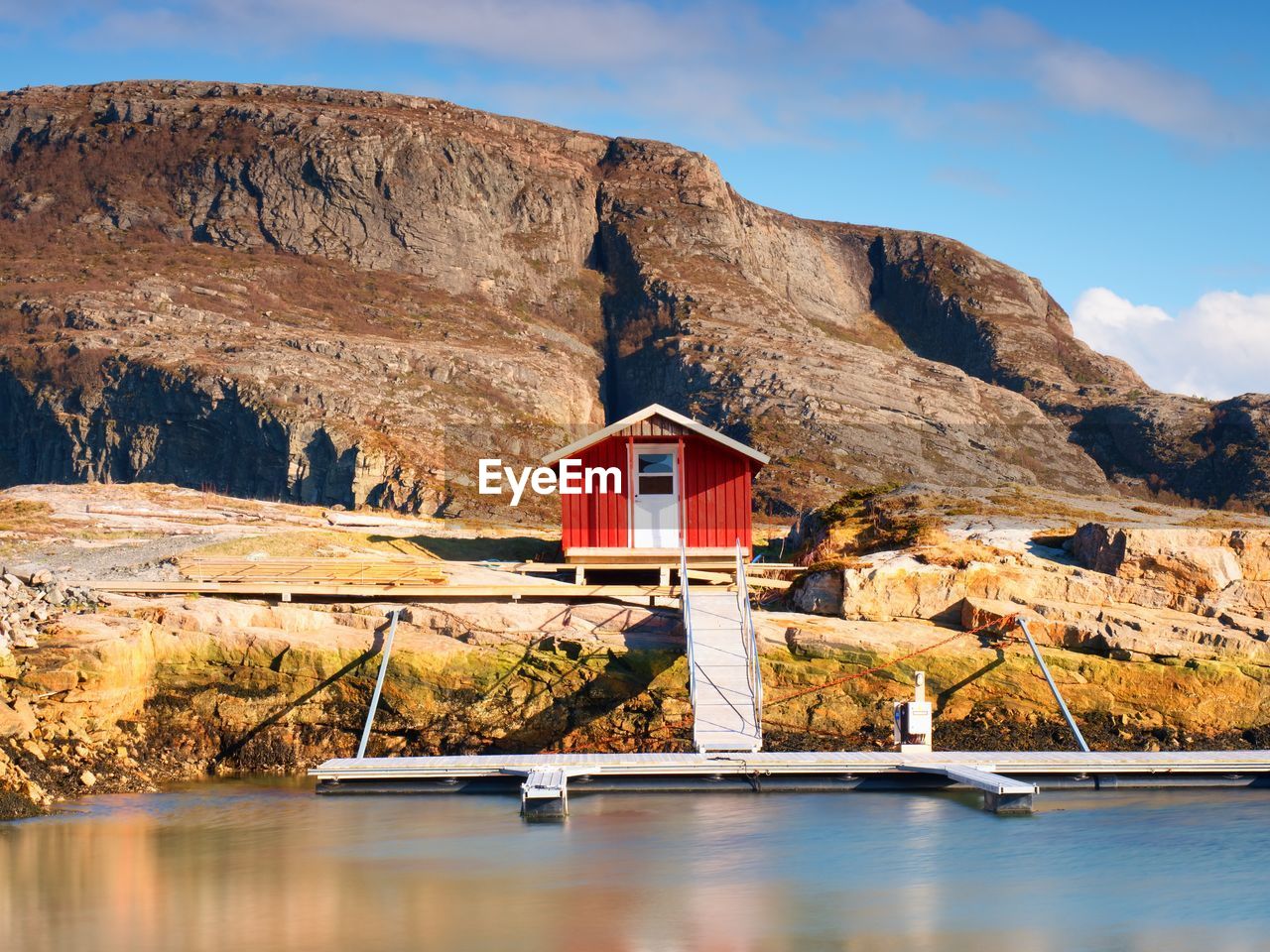 SCENIC VIEW OF LAKE BY MOUNTAINS AGAINST SKY