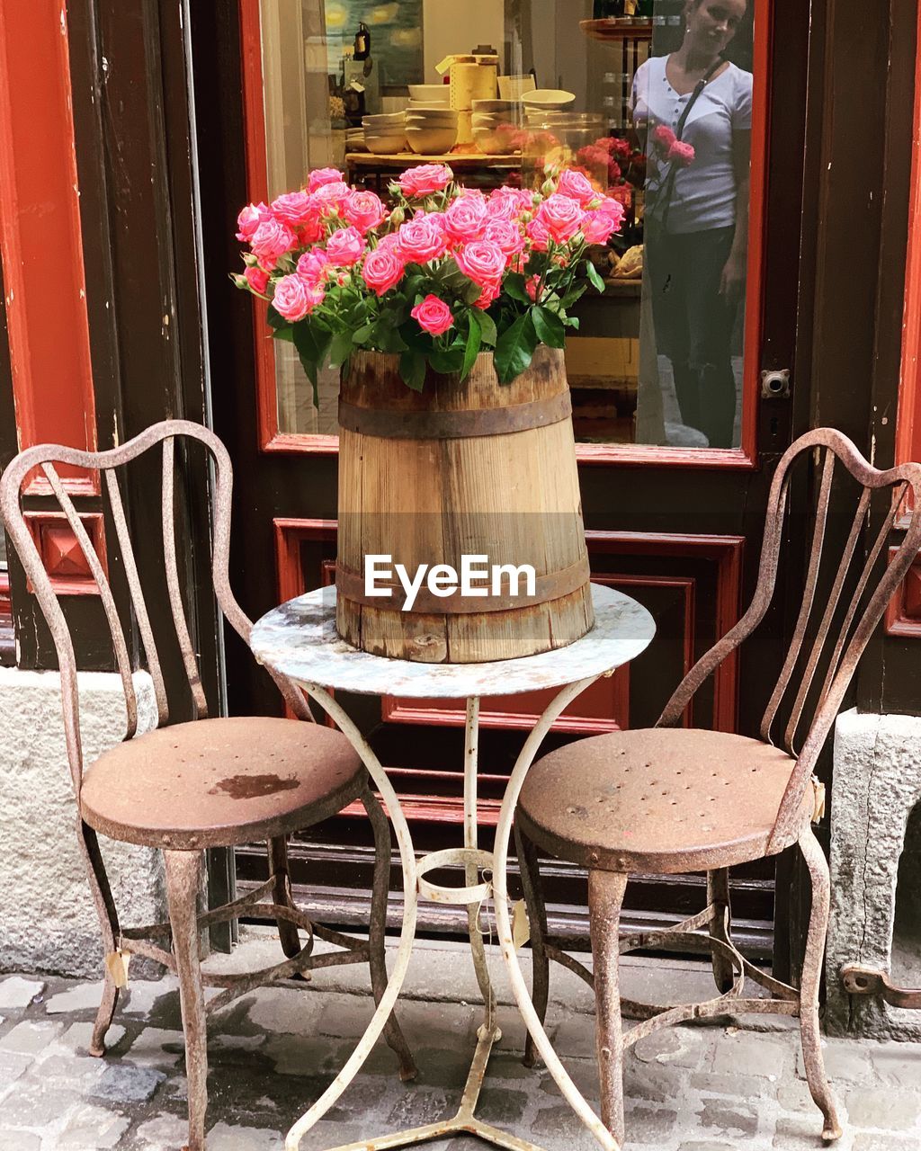 EMPTY CHAIRS AND TABLES IN CAFE