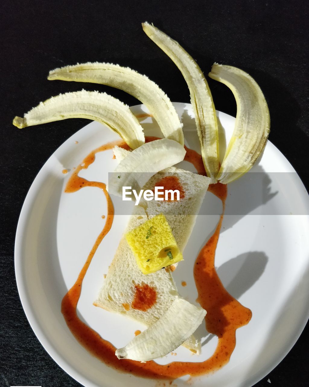 HIGH ANGLE VIEW OF CAKE IN PLATE