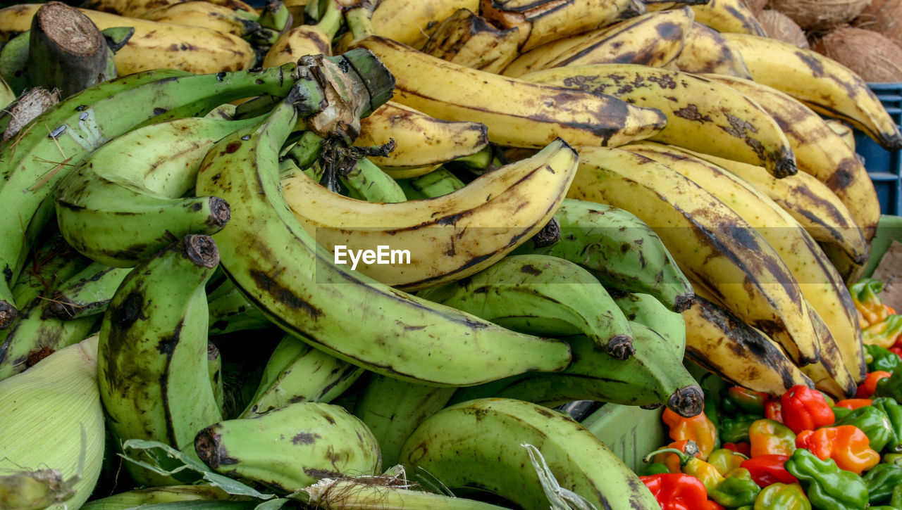 HIGH ANGLE VIEW OF FRUITS IN MARKET