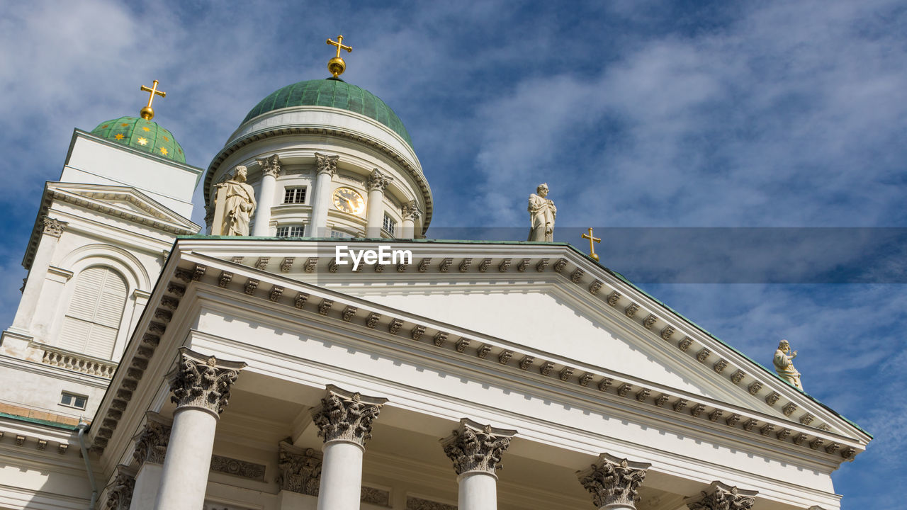 LOW ANGLE VIEW OF STATUES AGAINST SKY