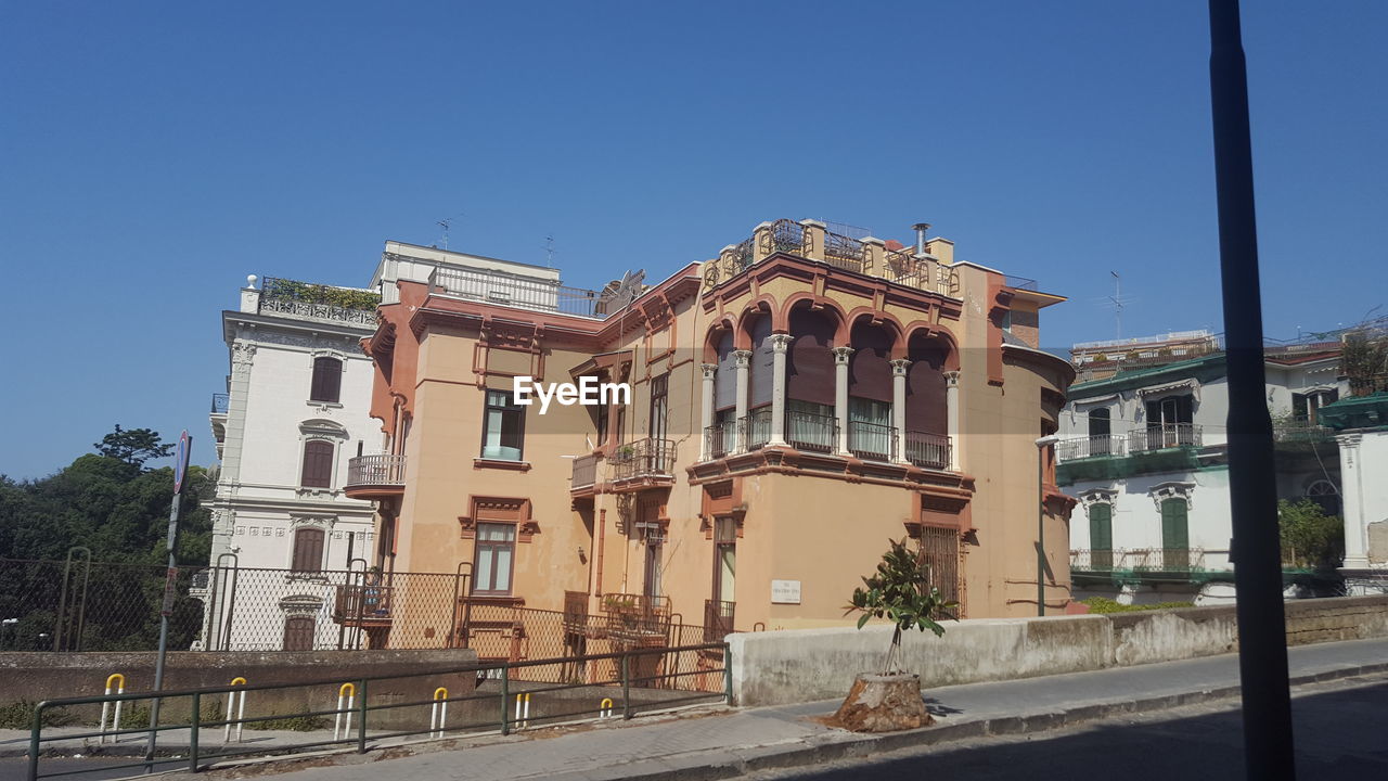 VIEW OF BUILDING AGAINST CLEAR BLUE SKY