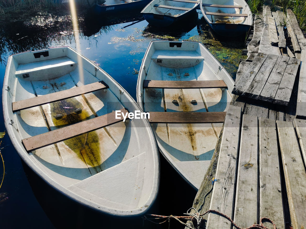 HIGH ANGLE VIEW OF BOATS MOORED ON LAKE