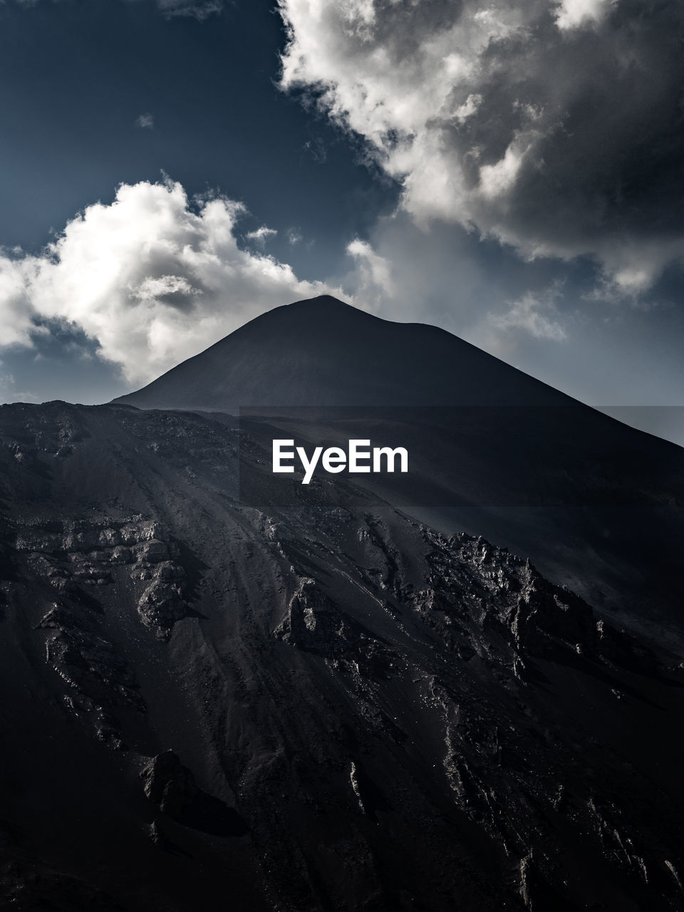 SCENIC VIEW OF SNOWCAPPED MOUNTAIN AGAINST SKY