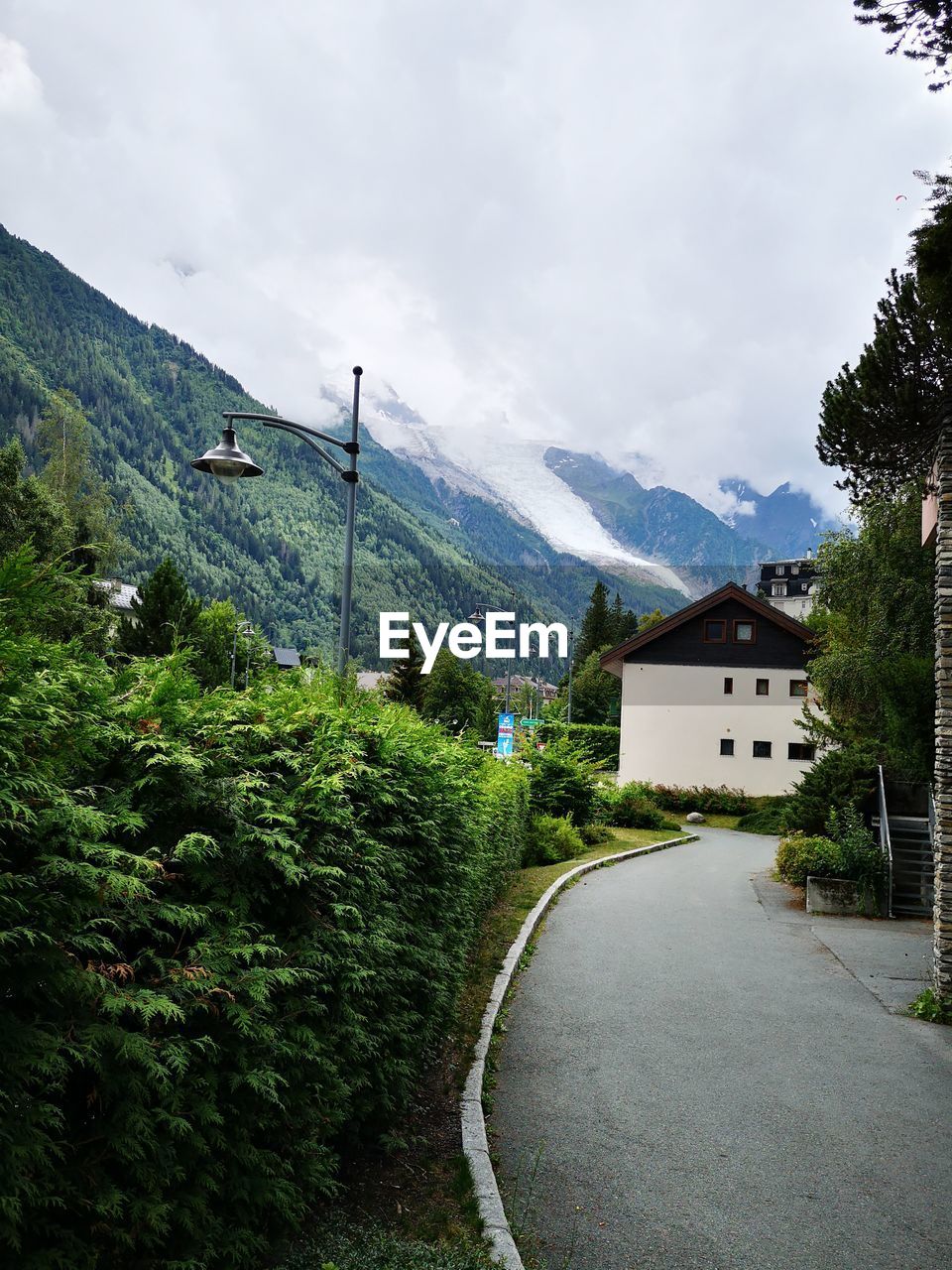 SCENIC VIEW OF ROAD BY BUILDINGS AGAINST SKY