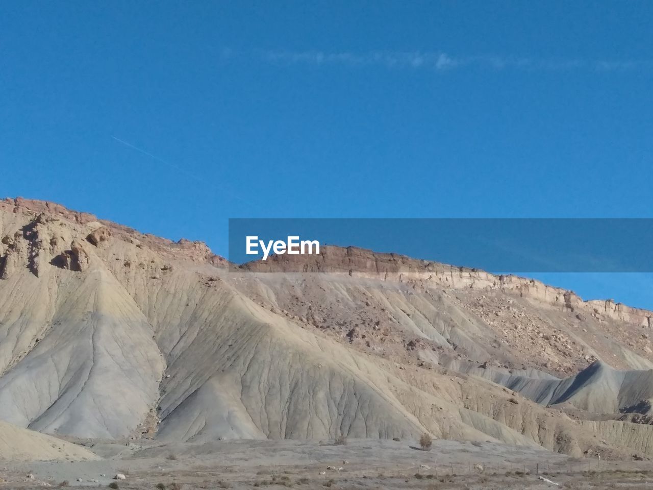 SCENIC VIEW OF DESERT LANDSCAPE AGAINST CLEAR BLUE SKY