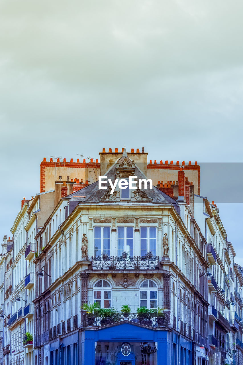 LOW ANGLE VIEW OF HISTORIC BUILDING AGAINST SKY