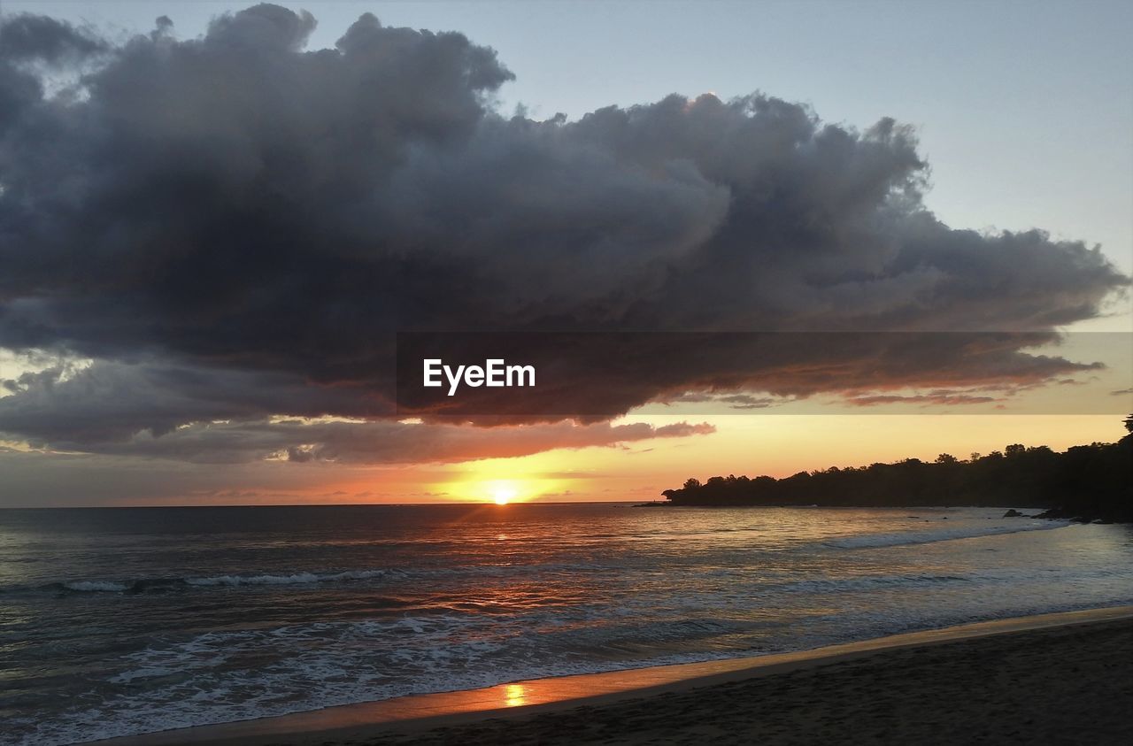 SCENIC VIEW OF SUNSET OVER SEA