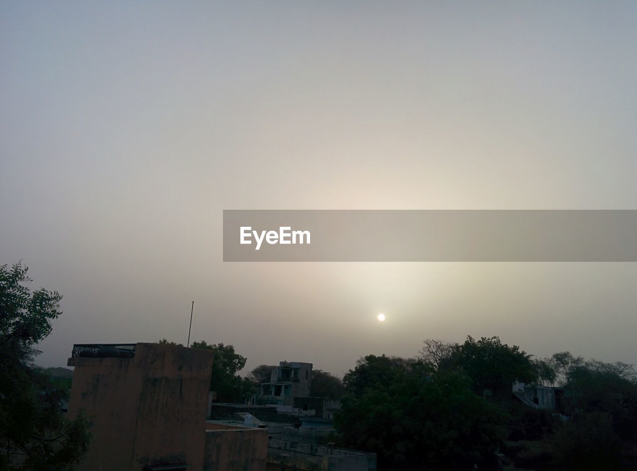 LOW ANGLE VIEW OF BUILDINGS AGAINST SKY