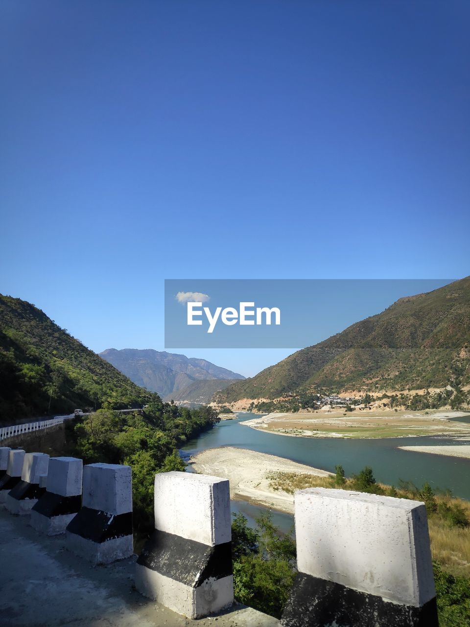 SCENIC VIEW OF RIVER AGAINST CLEAR BLUE SKY