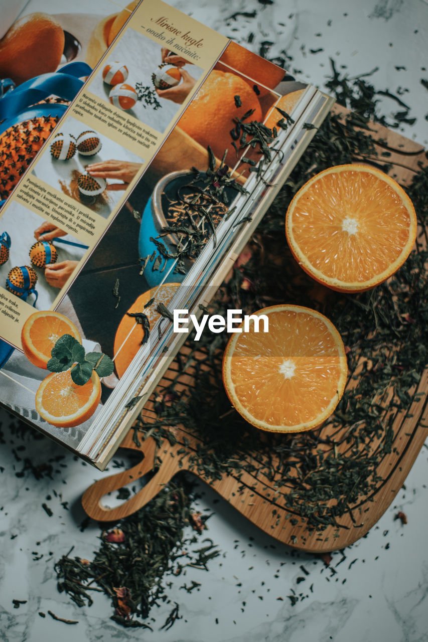 HIGH ANGLE VIEW OF ORANGE FRUITS IN BOWL ON TABLE