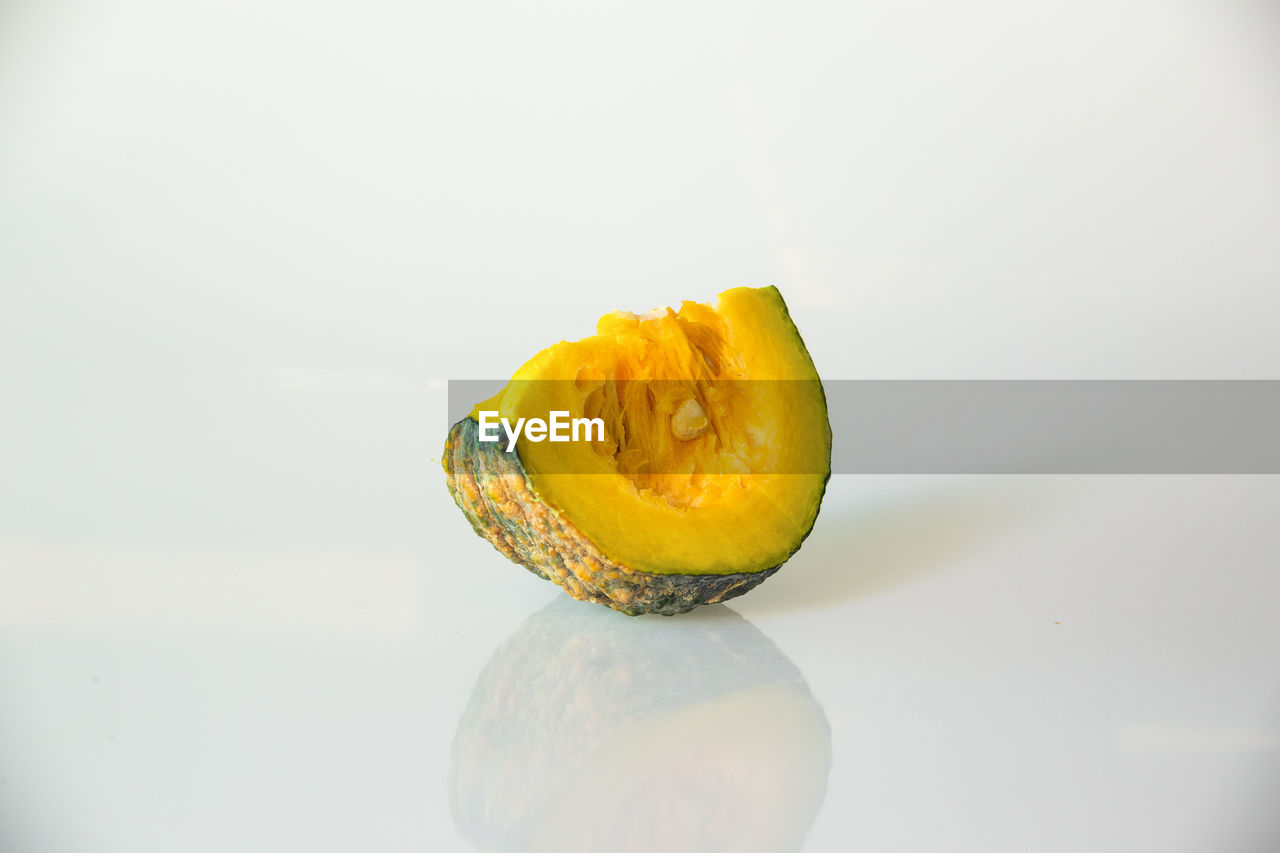 CLOSE-UP OF ORANGE SLICE ON TABLE